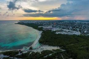 Great Sea View Penthouse Steps to the Beach 1Bed/1Bath